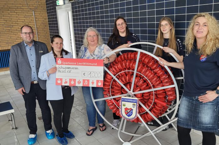 Sparkasse LeerWittmund und KSB Leer ermöglichen Anschaffung von modernen Schwimmleinen! Danke!